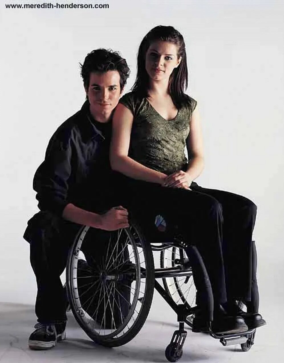 Девушка инвалид. Пара инвалид и здоровый. Девушка в инвалидной коляске. Парень инвалид с девушкой. Супруга стала инвалидом