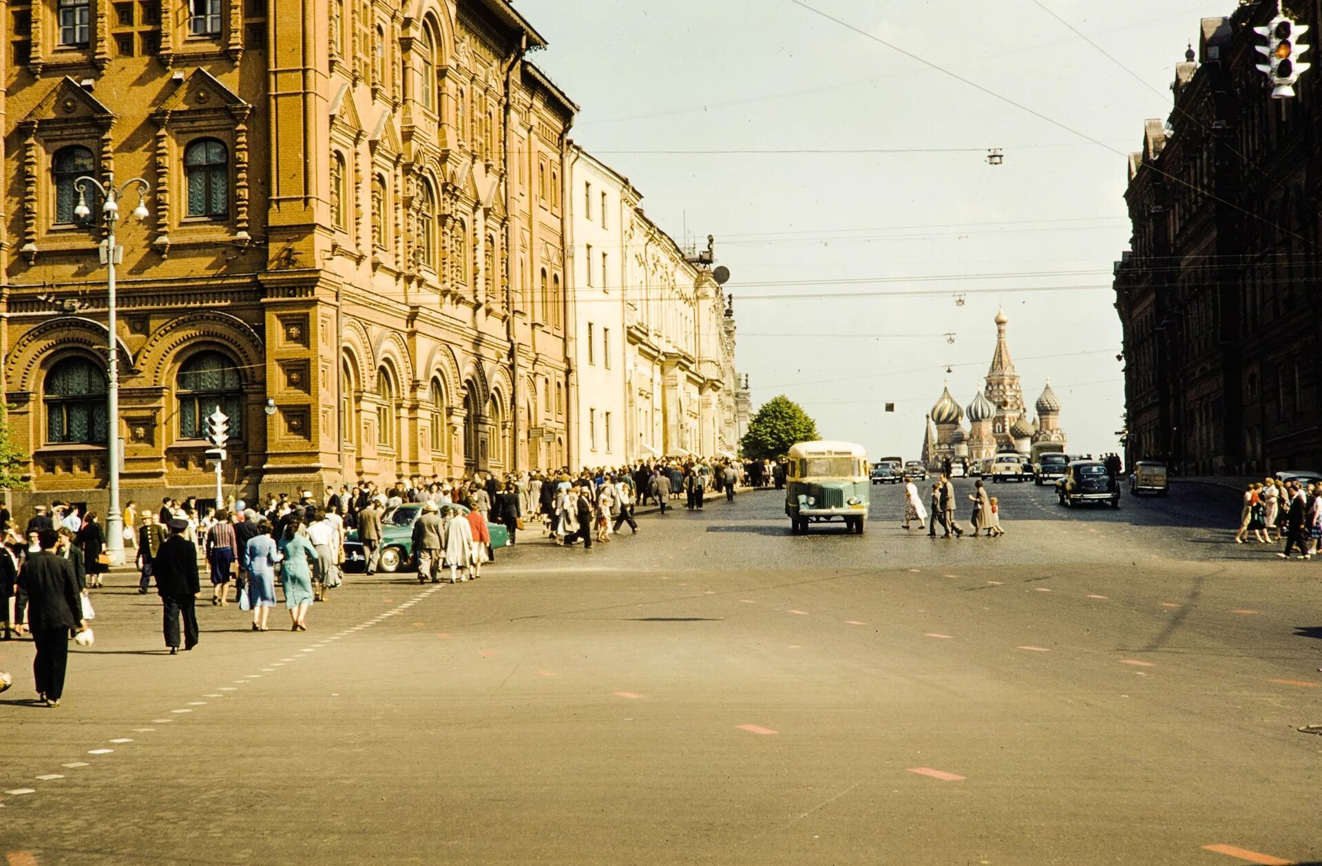 16 40 по москве. Тверская улица Москва 80х. Тверская улица в 1960. Улицы СССР 1950. Улицы Советской Москвы.