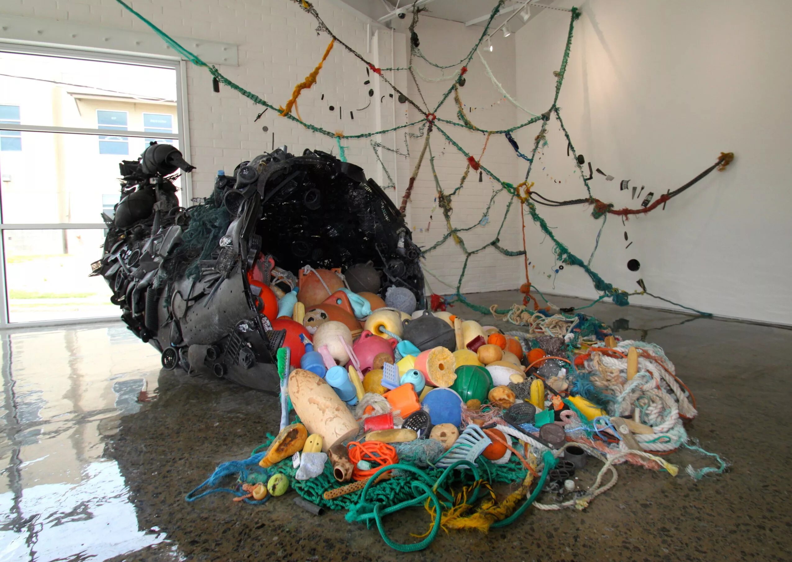 скульптуры из мусора. поделки из мусора. необычные арт объекты. фигуры из мусора. креативные инсталляции.