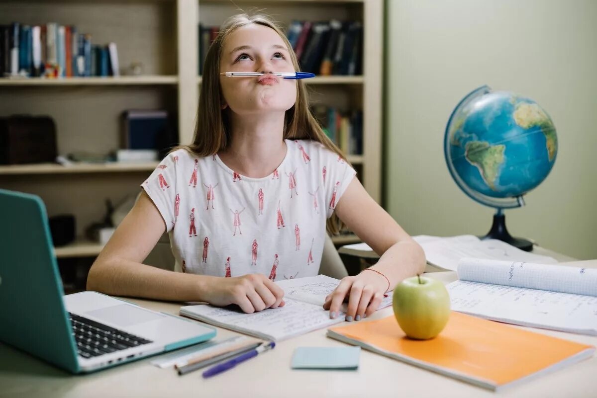 The student is the table. Студентка за столом. Ученица за столом. Учеба за столом. Красивый студент.