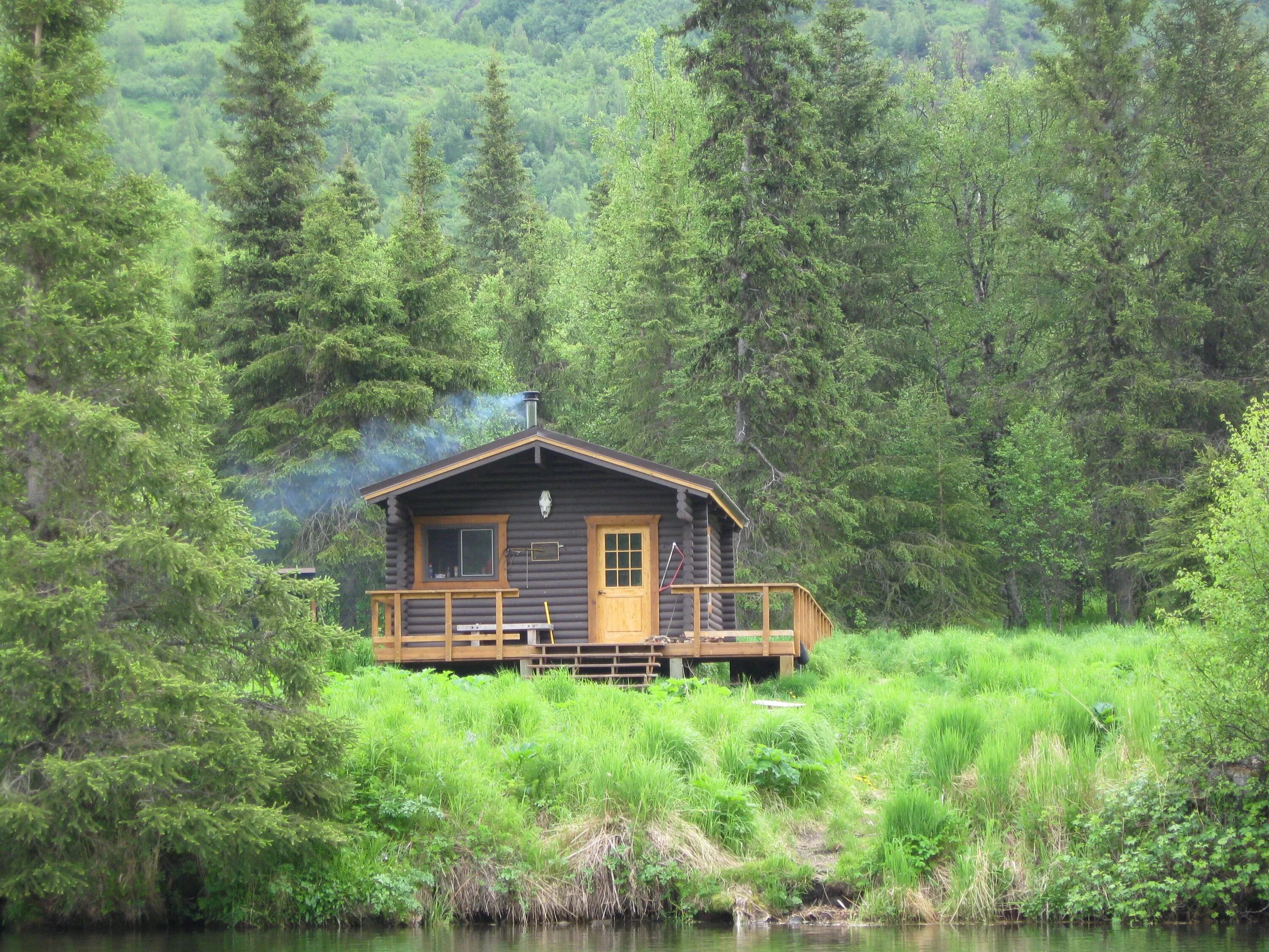 Аляска Cabin. Аляска log Cabin. Хижина, США ЭКОДОМ. Лес горы штат Монтана домик у озера. Деревянный дом на реке