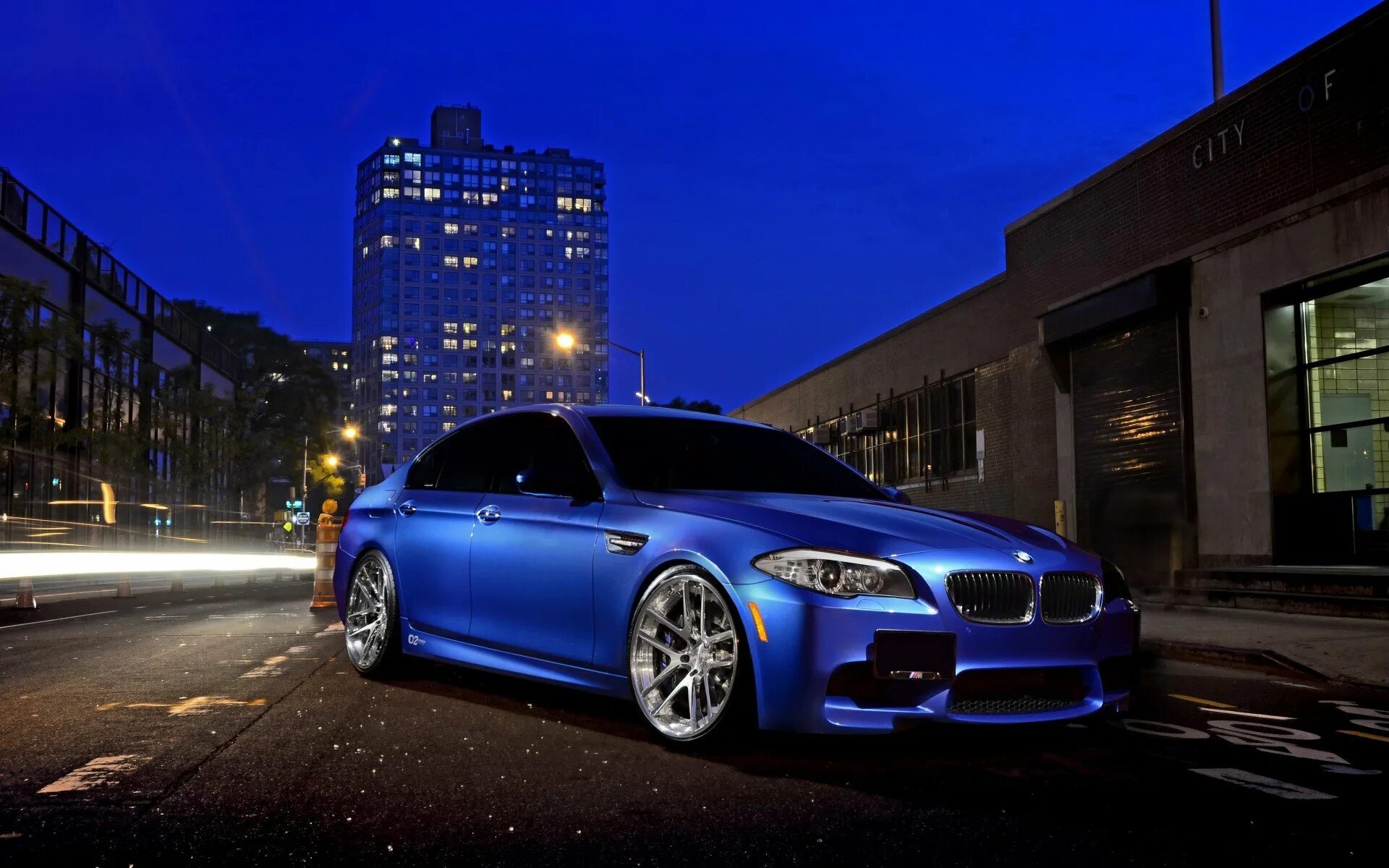 Черная голубая машина. BMW m5 f10 Blue. BMW m5 f10 Night. BMW m5 f10 синяя. BMW m5 неон.