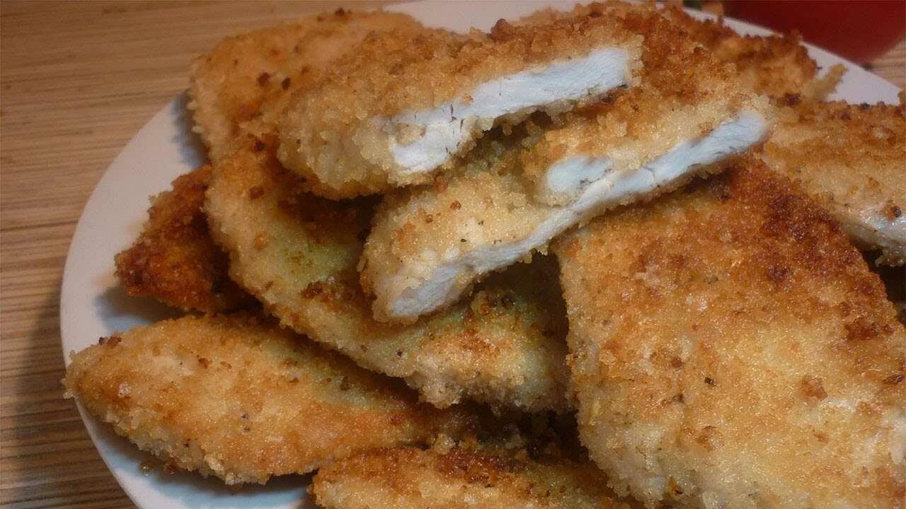 Курица в сухарях в духовке. Куриное филе в панировочных сухарях. филе в панировочных сухарях. жареная курица в панировке. куриная грудка в панировочных сухарях.