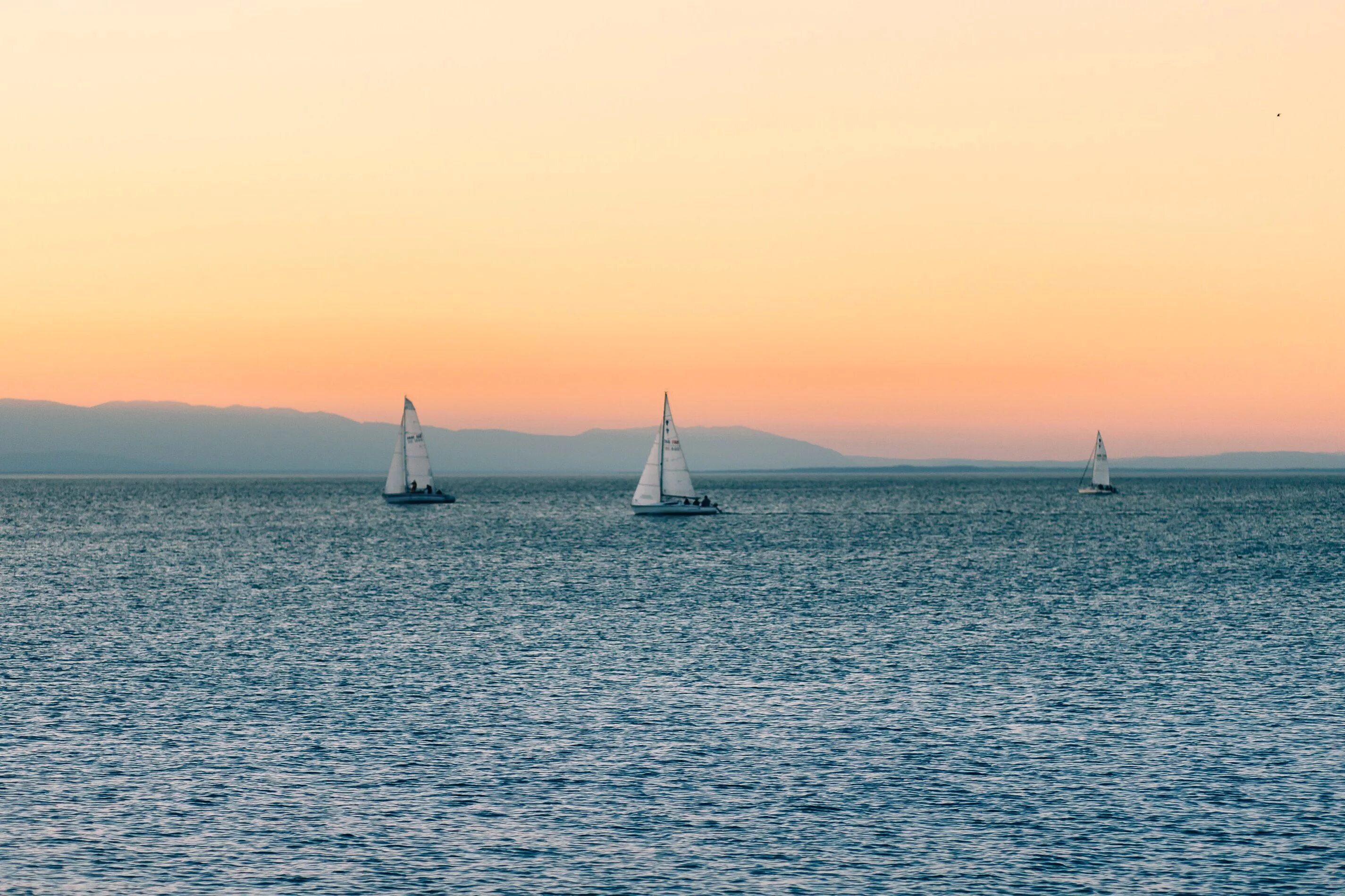 Корабль вдали. Парусник вдалеке. Море корабль вдалеке. Море вдали. Корабль вдалеке.