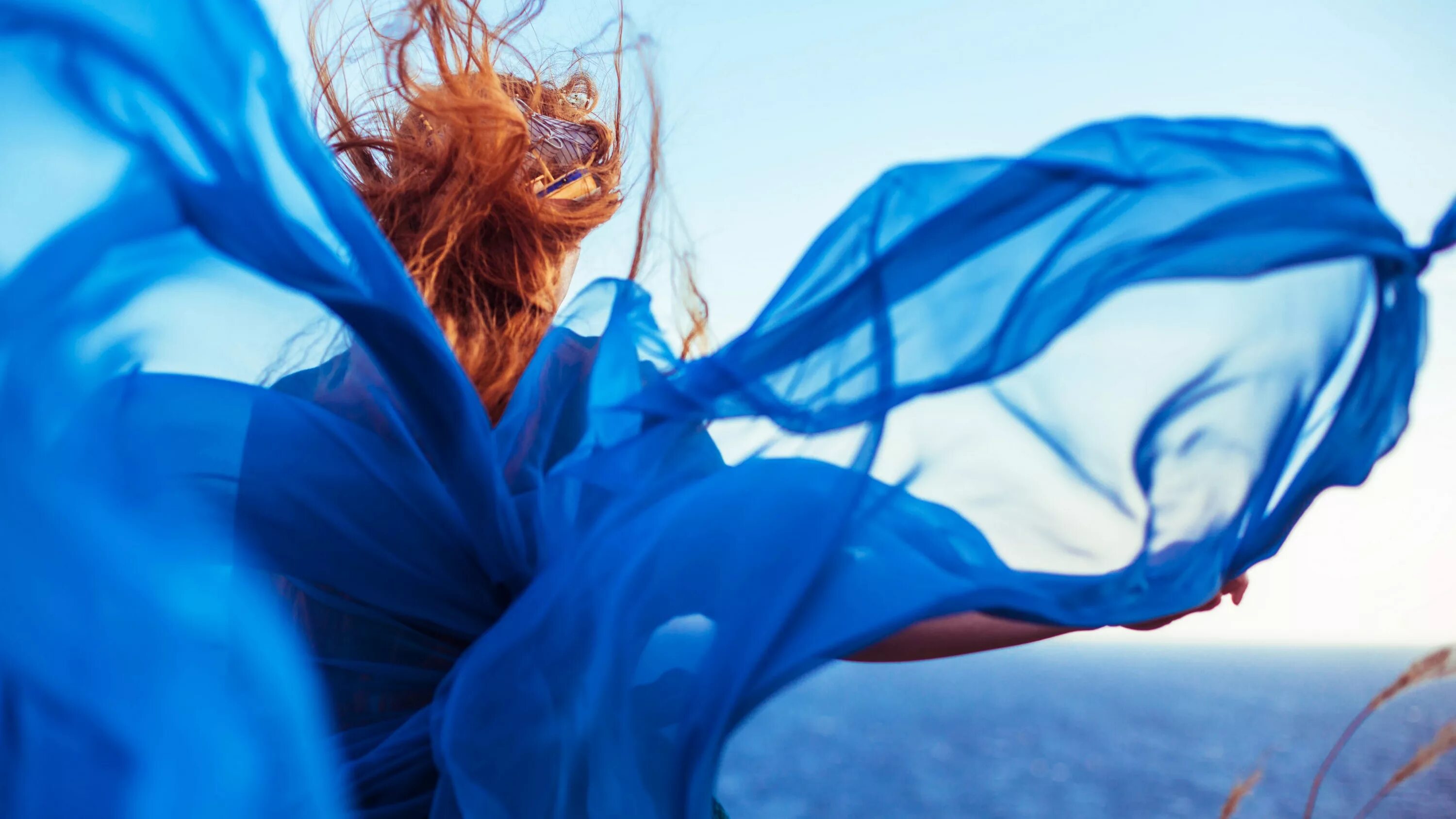 Фотосессия с тканью. Девушка в синем. Ткань развивается на ветру. Развивающееся платье. Шарф на спине