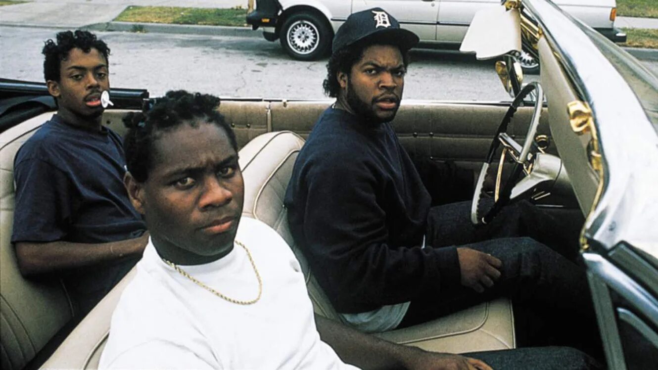 3 негра. Ice Cube в 90х. Boyz n the Hood Рикки. Айс Кьюб в машине. Гетто банды айс Кьюб.