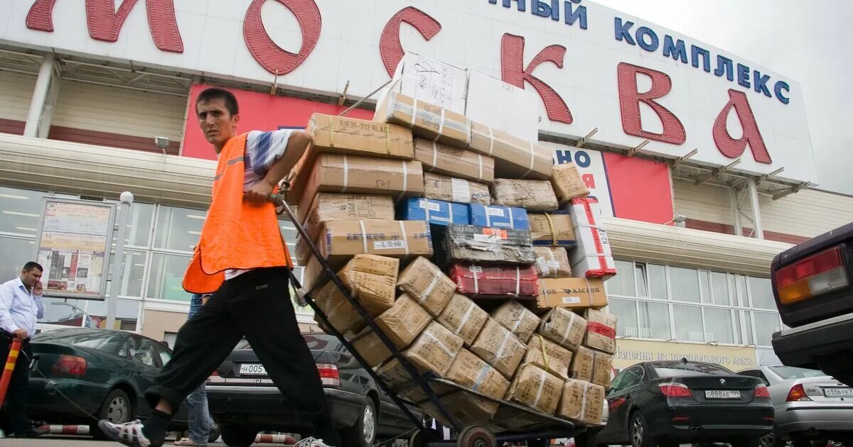 Грузчик на рынке. Грузчик таджик. Грузчики гастарбайтеры. Садовод грузчики.