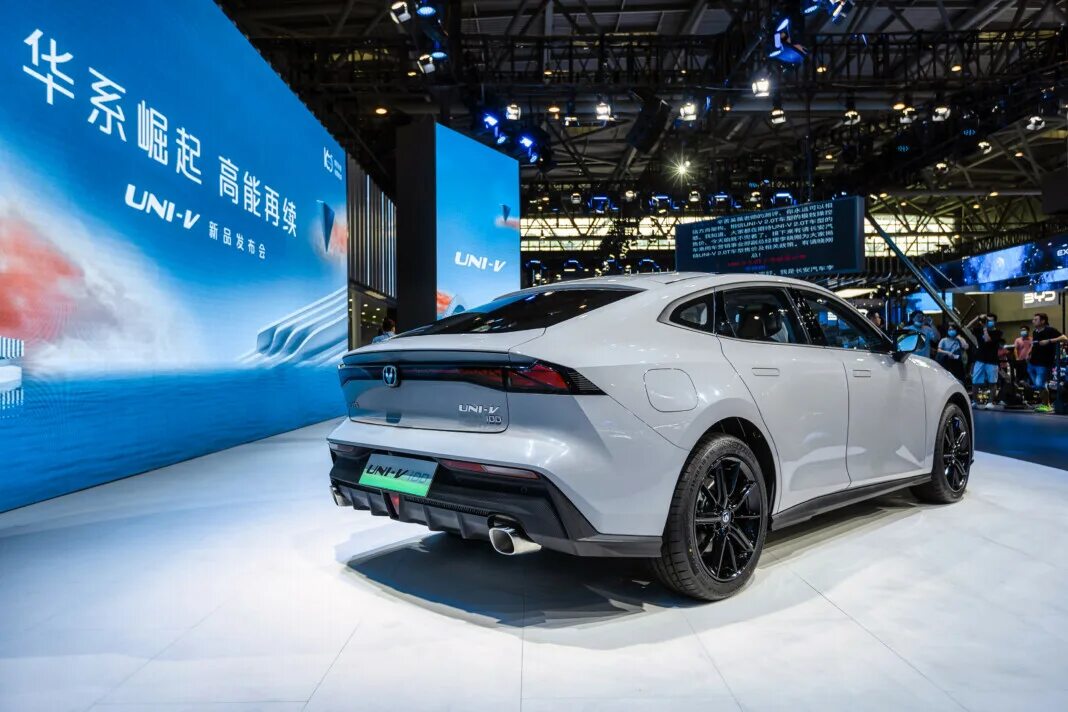Uni v 2.0. Чанган юниве. uni-v 2025. changan uni-v. changan седан 2025 uni v.