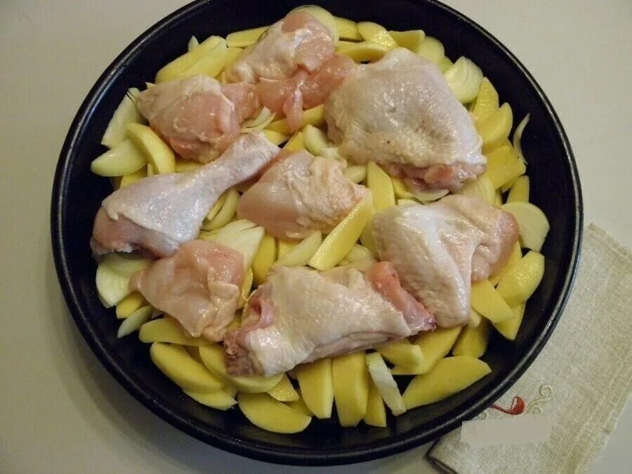 Курица с картошкой чесноком и майонезом. Картошка с курицей в духовке под соусом. картошка с курицей в сметанном соусе. курица с подливкой с картошкой в духовке. курица с картофелем под сметаной.