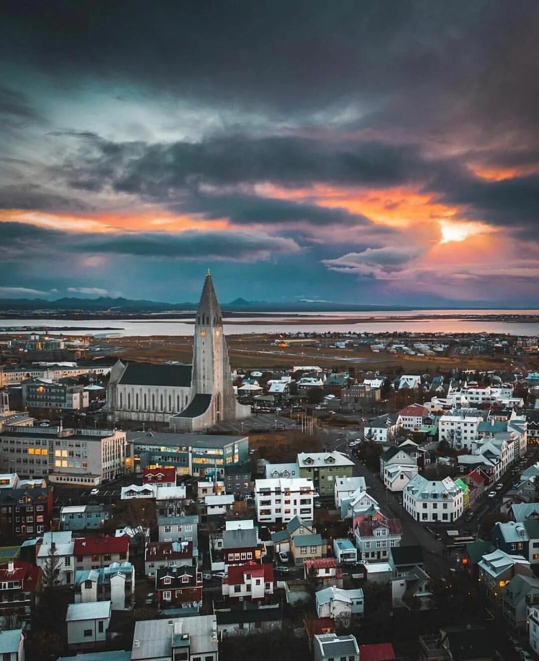 Исландия столица рейкьявик достопримечательности. Рейкьявик центр города. Рейкьявик самая. Исландия рейкьявик. Исландия столица рейкьявик летом.