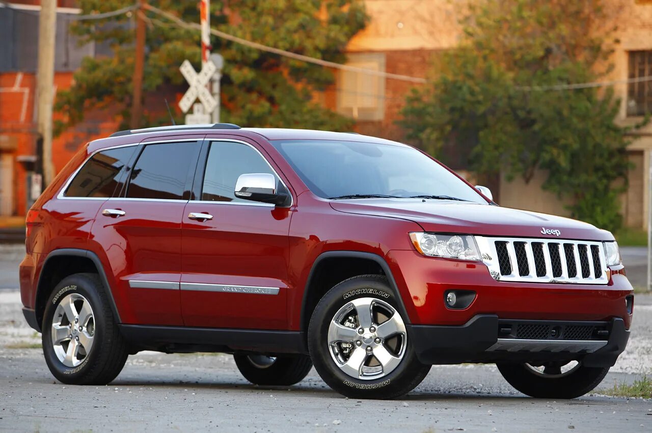 Внедорожники иномарки бу. Jeep Grand Cherokee 2012. Jeep Grand Cherokee 2011. Джип Гранд Чероки 2011. Джип Чероки красный.