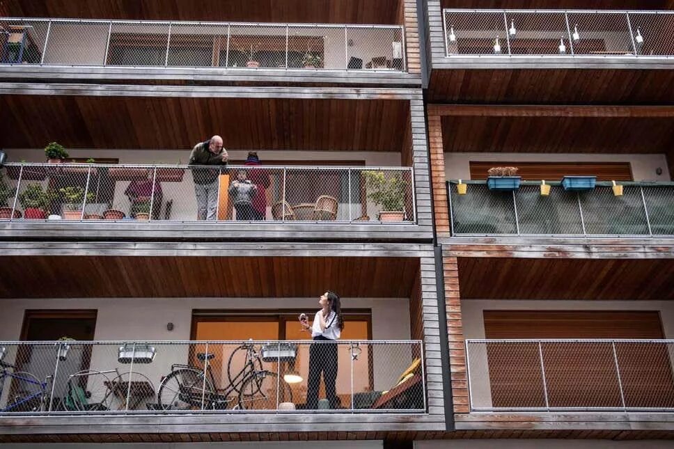 Конь на балконе. Балкон. На балконе ходят. Мужик на балконе. Девушка на окне в общежитии.