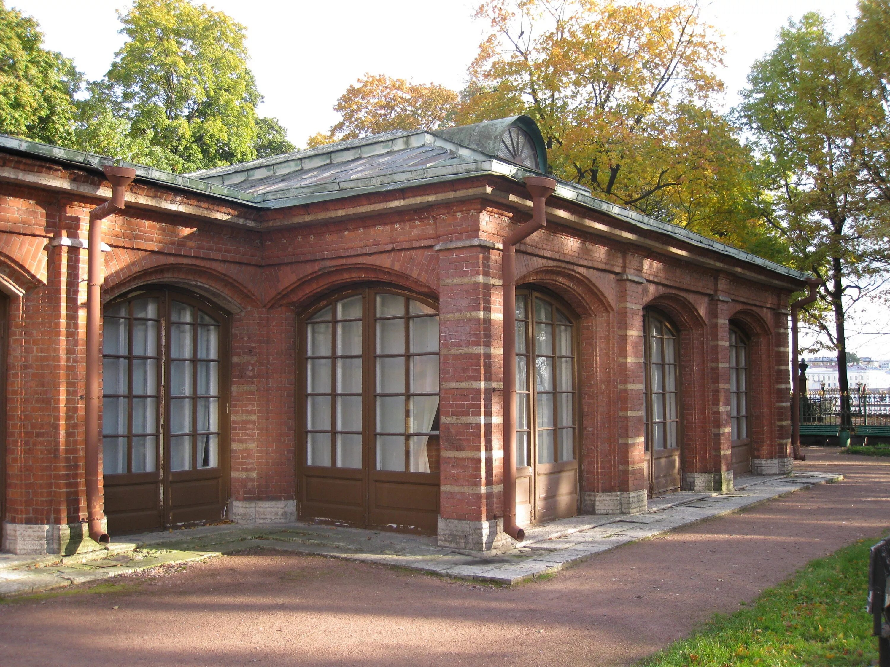 Первые дома санкт петербурга. Домик Петра i (Санкт-Петербург). Домик Петра 1. Первый дом Петра 1 в Санкт-Петербурге. Музей домик Петра 1 в Санкт-Петербурге.