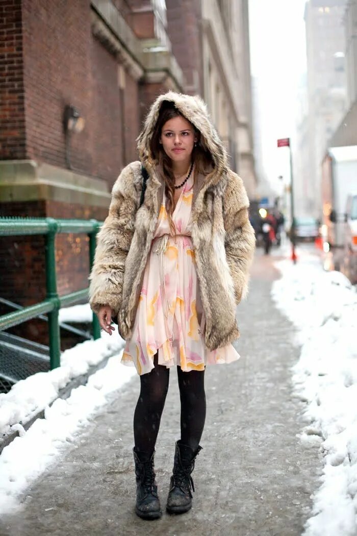С какой обувью носить шубу зимой. Девушка в шубе и джинсах. Стильные луки в норковых шубах. Образы с полушубком. Образы с полушубком.