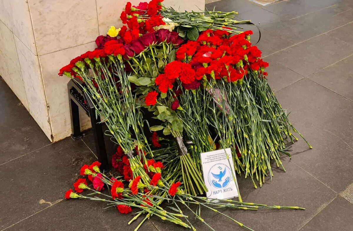 В память написали песню теракт. 3 Апреля 2017 Санкт-Петербург. 3 Апреля 2017 года Питер теракт. Теракт на станции метро Технологический институт. Теракт метро 2017 Технологический институт.