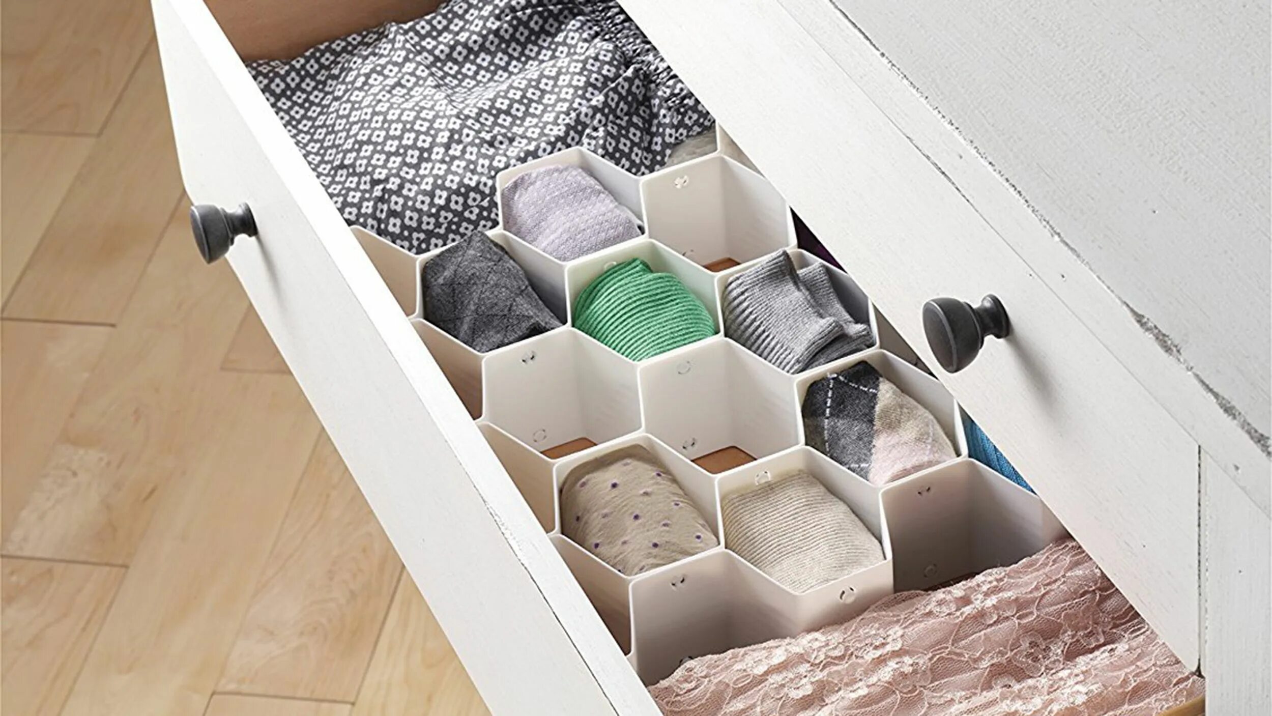 Хранение вещей в городе. Аксессуары для хранения вещей в шкафу. Хранение вещей в городе. Вертикальное хранение полотенец. Хранение вещей в городе.