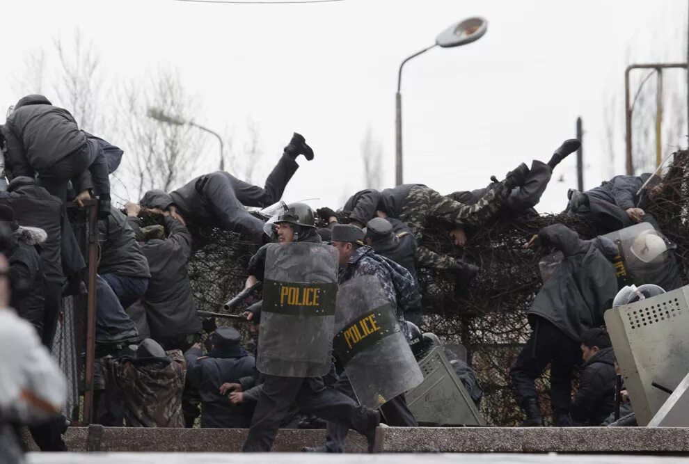 Киргизии 2010. Революция в кыргызстане 2010 погромы.
