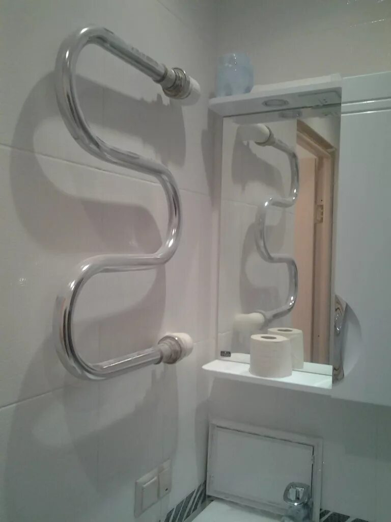 полотенцесушитель в ванной хрущевка. полотенцесушитель из труб. современные змеевики в ванную. полотенцесушитель старый. ванна в хрущевке полотенцесушитель.