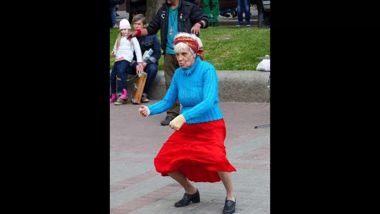 Где бабушки танцуют. Танцующие бабушки. Бабка танцует. Танцы бабушек. Танцующая старушка.