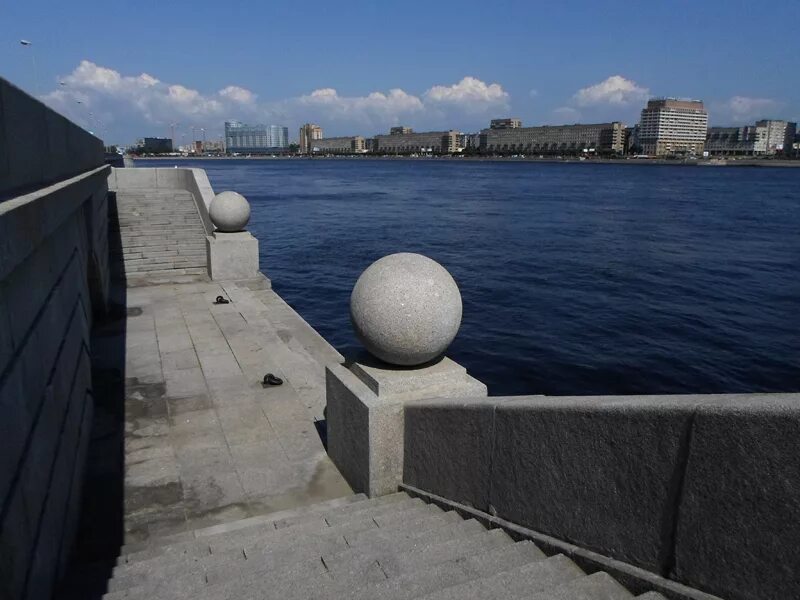 набережная озера кабан казань. питер смольная набережная. набережная дмитрия донского смотровая площадка. ивангород променад. питер набережная невы.