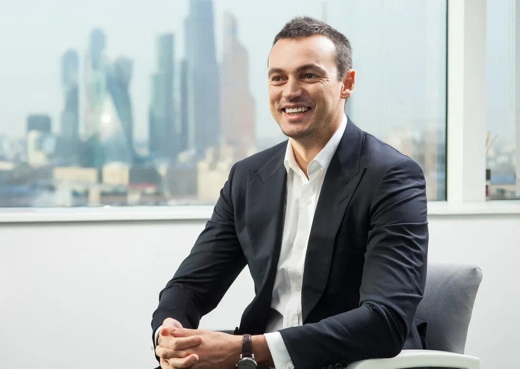 Фильм про макдональдс основатель. Фёдор овчинников додо пицца. Сергей петрович студенников. Включи основатель. Студенников сергей петрович красное.