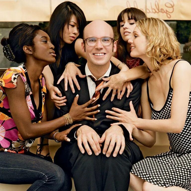 Мужчинав окружение девушек. 1 среди девушек. В окружении женщин. 1 среди девушек. Группа людей.