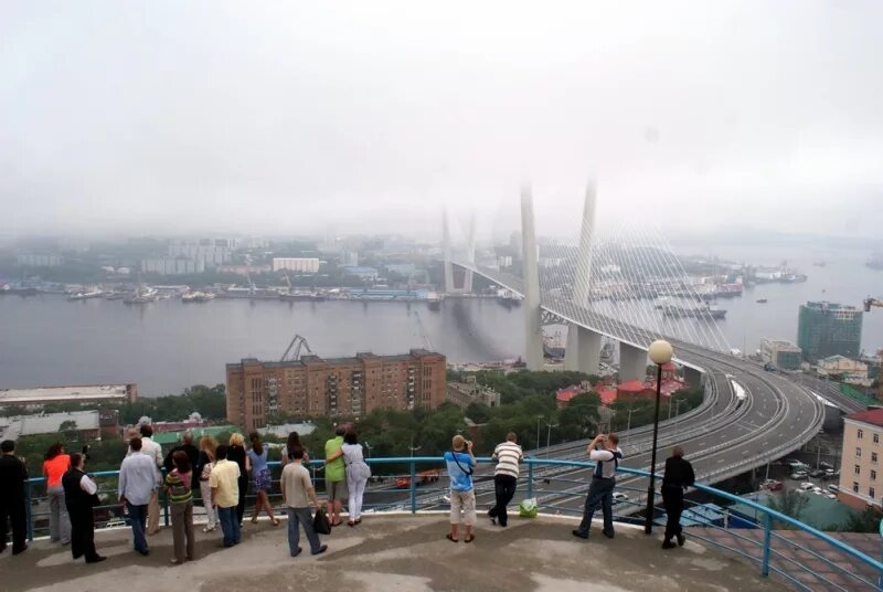 Смотровая площадка владивосток. Видовая площадка Орлиное гнездо Владивосток. Видовая площадка на Чуркине Владивосток. Владивосток смотровая площадка на золотой мост. Смотровая на Чуркине Владивосток.