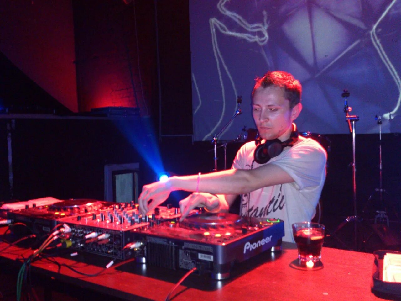 Диджей. Мартин гаррикс на сцене. Диджей в ночном клубе. Тиесто technics. Армин ван бюрен асот.