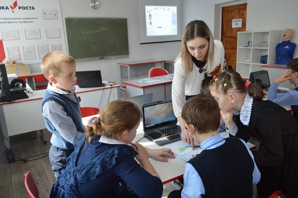 Дети на уроке биологии. Занятия для детей. Центр образования открытый урок. Класс с учениками. Ученик подросток.