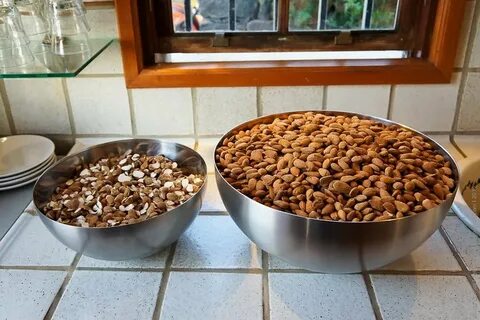 Миндаль едят с кожурой