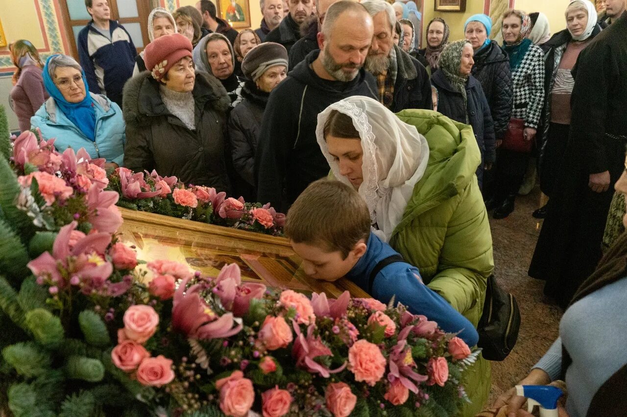 Нечаянная радость содержание чем закончится. Храм нечаянная радость новомосковск. храм в честь иконы божией матери нечаянная радость старый оскол. отцы в храме нечаянная радость. нечаянная радость икона божией матери.