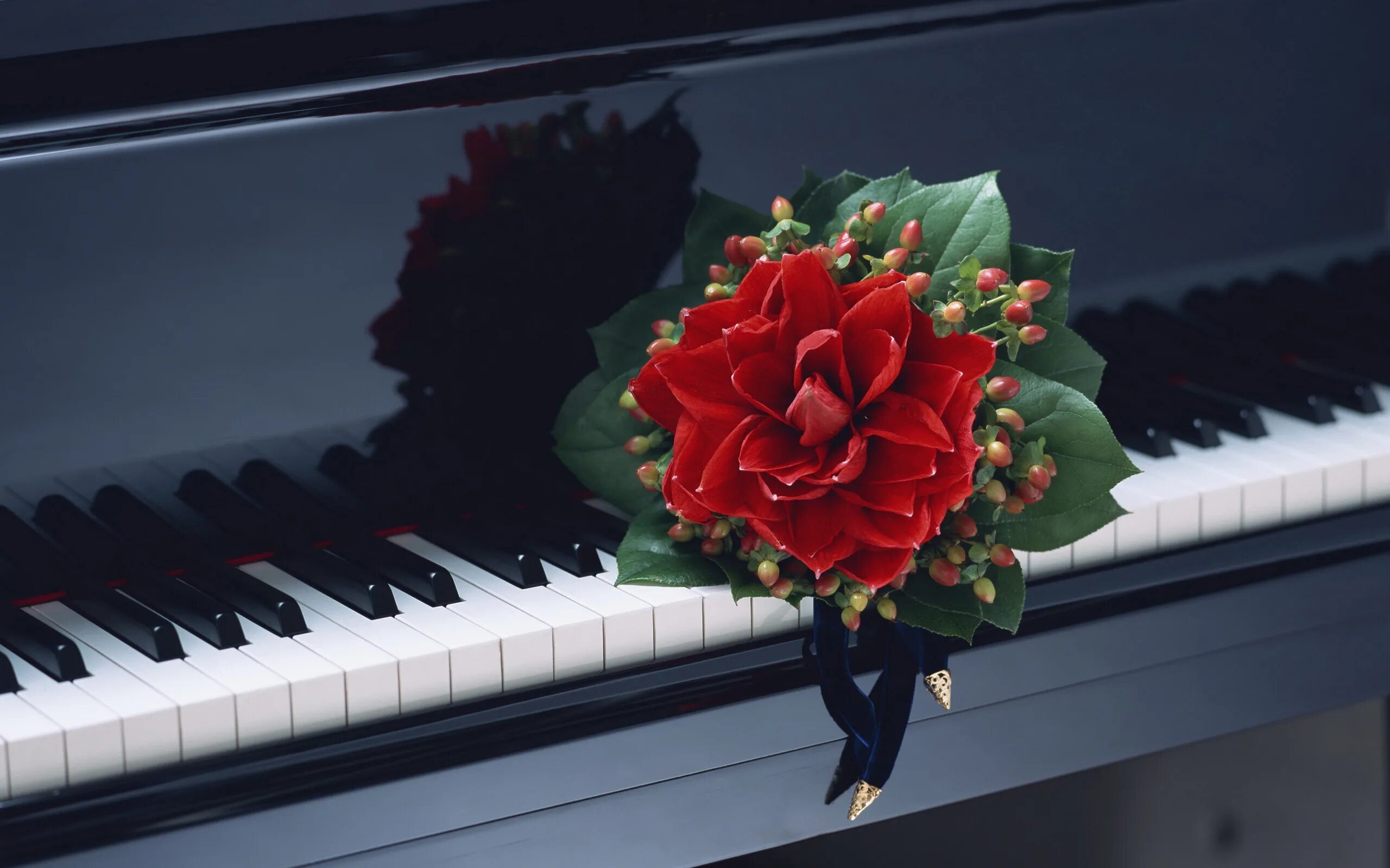 Цветы на пианино. Рояль с цветами. Фортепиано и цветы. Букет цветов на пианино. Музыка для души любовь