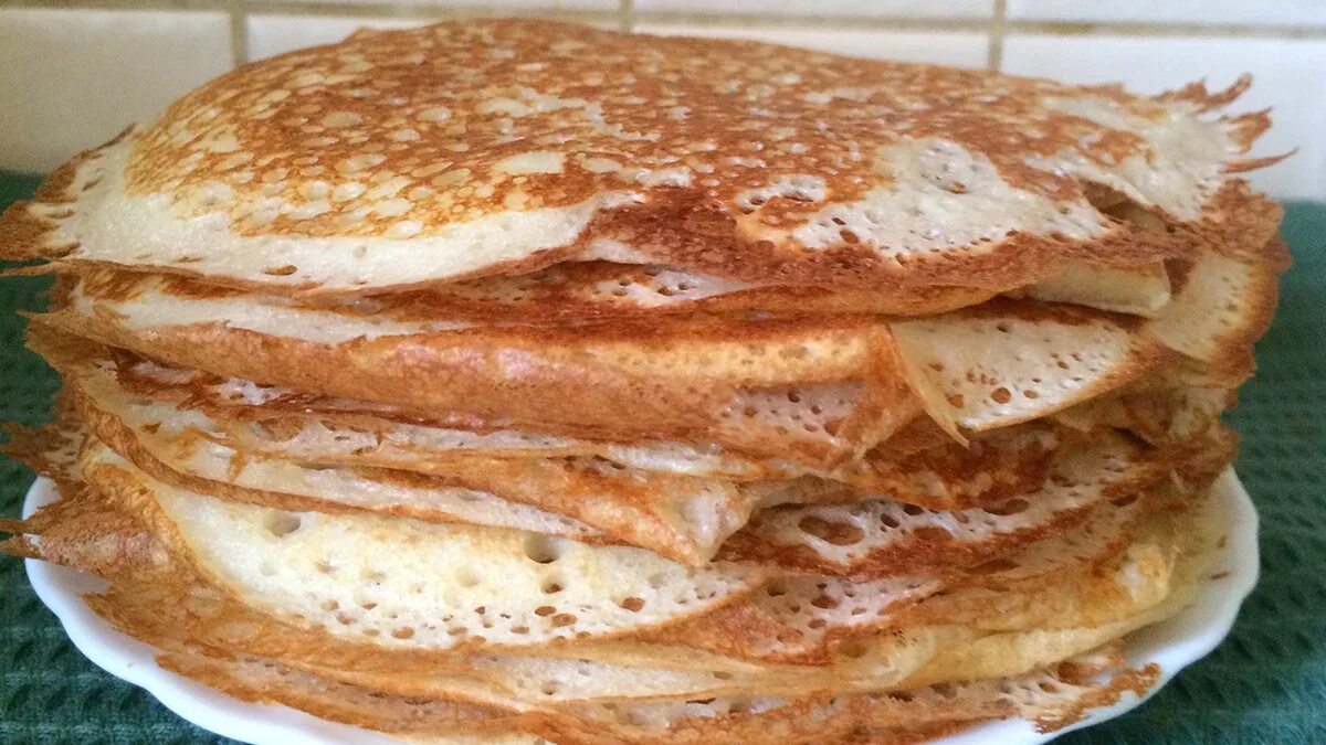 Пышные дрожжевые блины с дырочками. Блины на молоке и воде с дырочками. Тонкие ажурные блинчики. Русские блины дрожжевые. Тонкие ажурные блинчики.