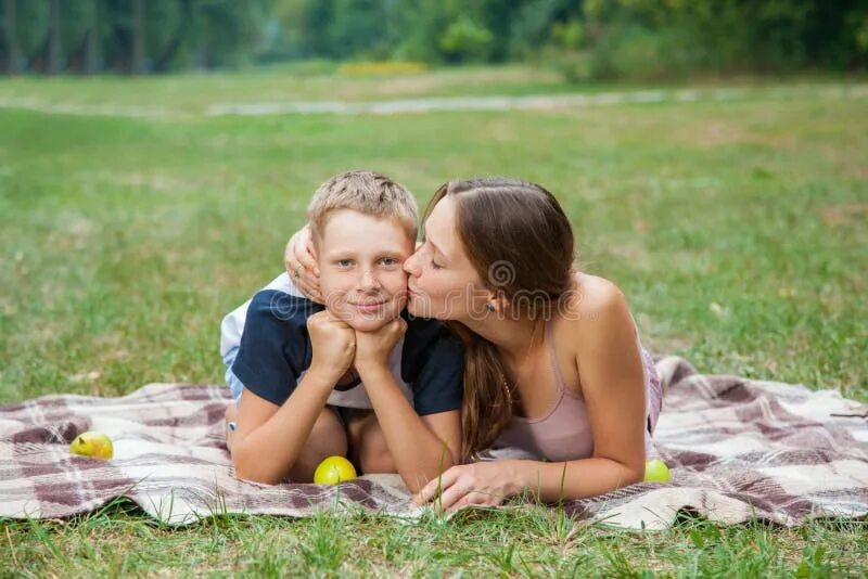 Русское видео брат с женой. Сестра на отдыхе. Брат и сестра лежат на траве. Брат и сестра целуются. Брат с сестрой на пикнике лежат на траве.