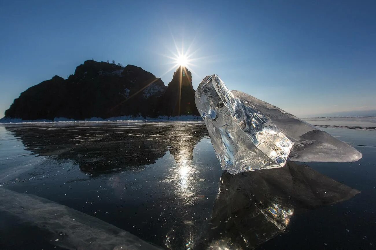 Лед снизу. Озеро Байкал лед. Прозрачный лед Байкала. Лед Байкал Хобой Ольхон. Озеро Байкал зимой прозрачный лед.