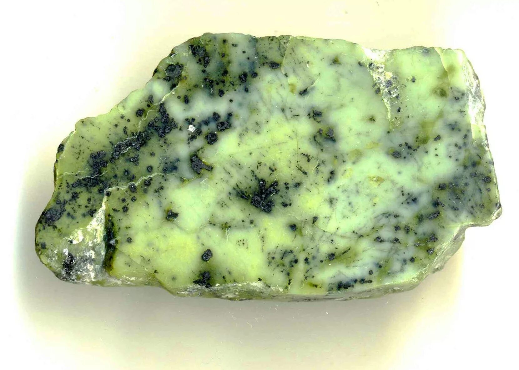 серпентин змеевик. серпентин змеевик камень. уральский камень змеевик. апогабровый серпентинит. серпентинит черный принц.