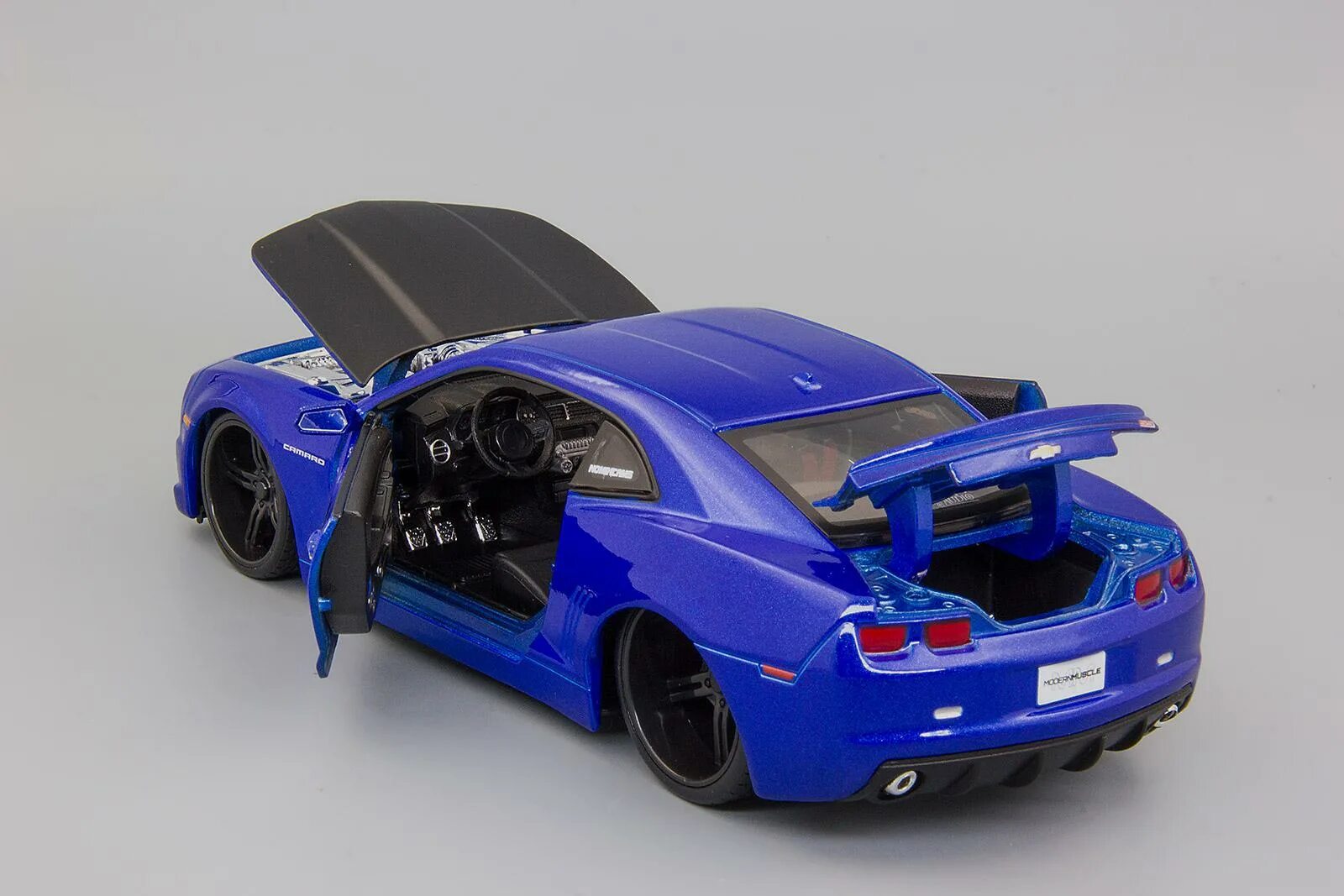 Называется моделька. Maisto camaro ss 1:24. шевроле камаро 1:24. моделька шевроле камаро 1 24. шевроле камаро масштаб 1 24.