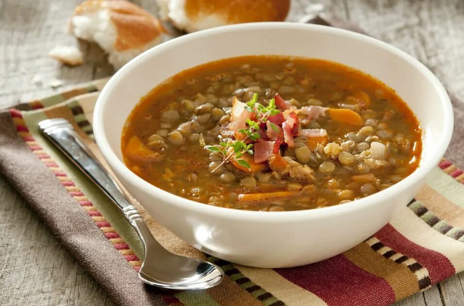 Your soup. Факес суп греческий. Суп из чечевицы. Чечевичный суп суп. Франкфуртская чечевичная похлёбка.