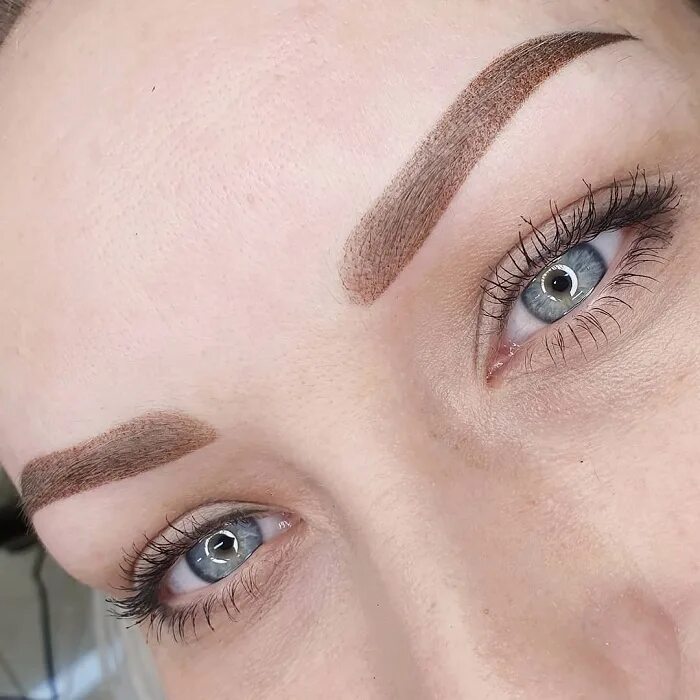 Перманентный макияж бровей теневая растушевка. Перманентный макияж бровей. Татуаж бровей теневая растушевка. Пудровое напыление волосковая техника. Теневая растушевка бровей пудровые брови.