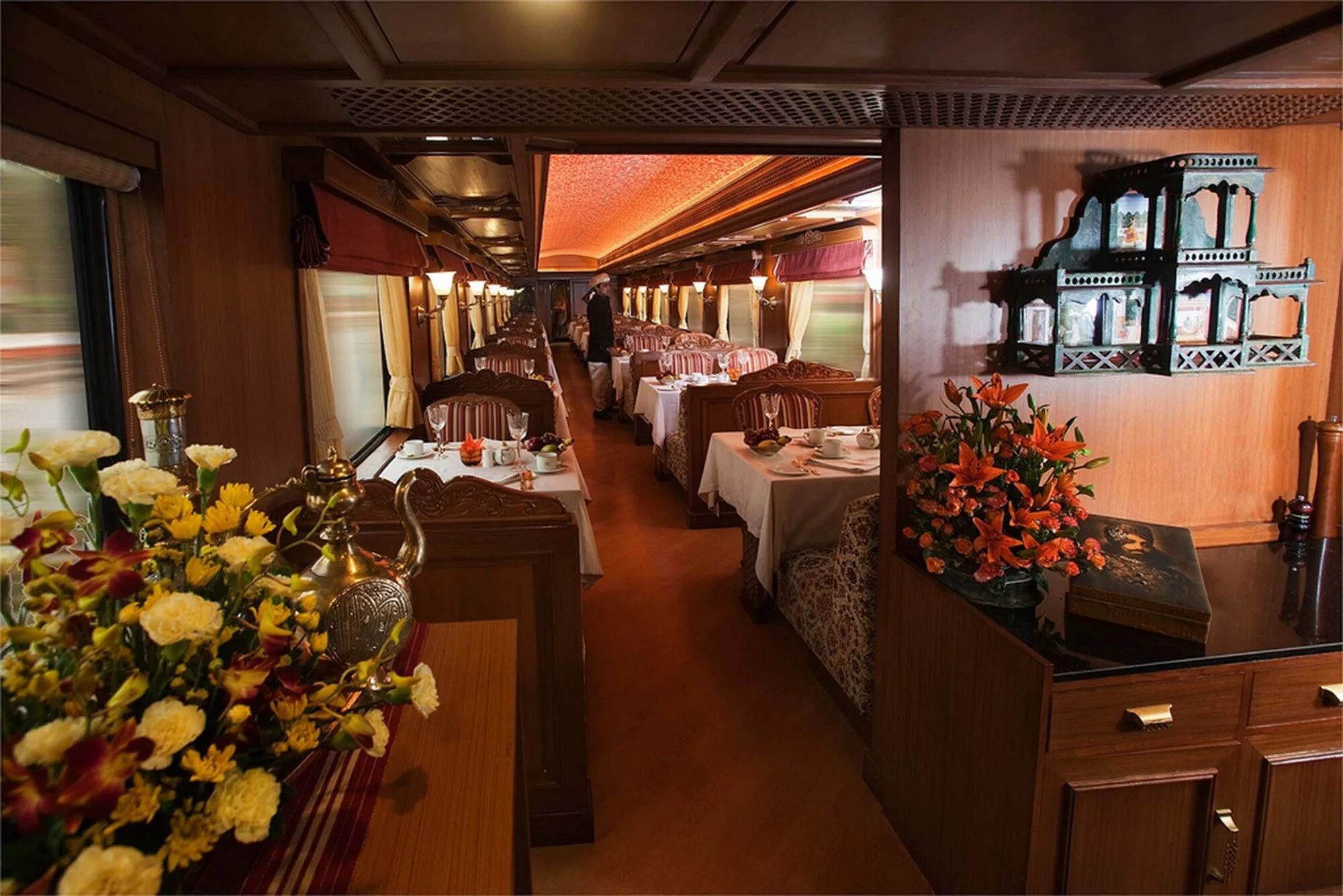 Dining car. Поезд Махараджа экспресс. Поезд по Индии Махараджа экспресс. Maharajas’ Express поезд ресторан. Экспресс махараджей самый роскошный поезд.