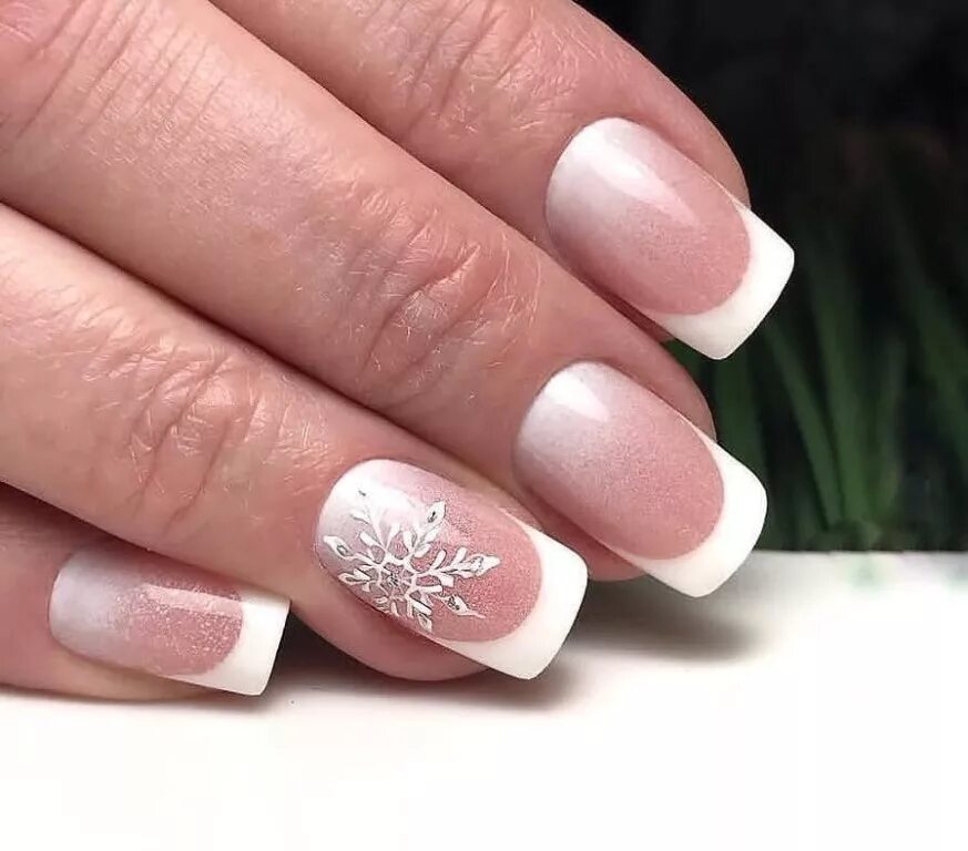 новогодний дизайн ногтей. новогодний маникюр 2023 года. ногти светлые. новогодний молочный френч. маникюр белый с блёстками.