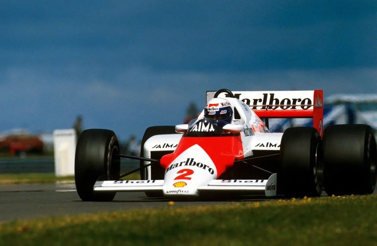 Прост формула 1. 1985 - Alain Prost. MCLAREN mp4/2b. F1 MCLAREN 1985. Prost Alain MCLAREN mp4-2b 1985.