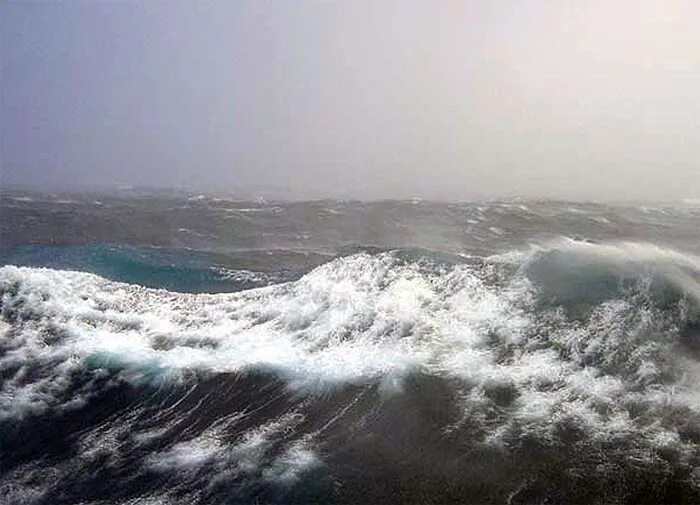 Баренцево море волны. Баренцево море шторм. охотское море шторм. охотское и баренцево моря.
