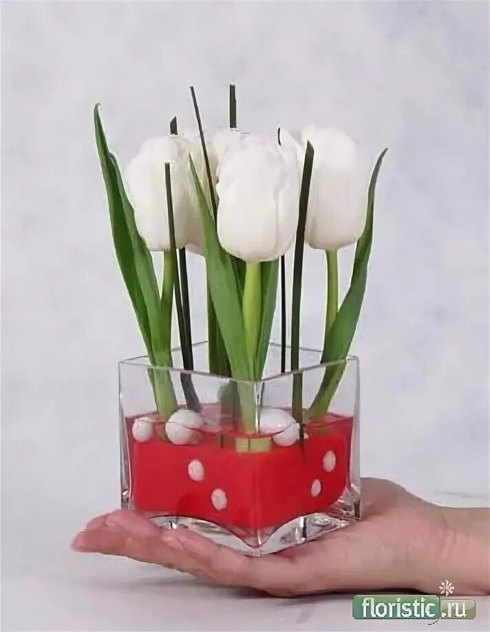 Тюльпаны в оазисе. Композиции из тюльпанов на оазисе. Тюльпаны в губке флористической. Тюльпаны в губке флористической композиции.