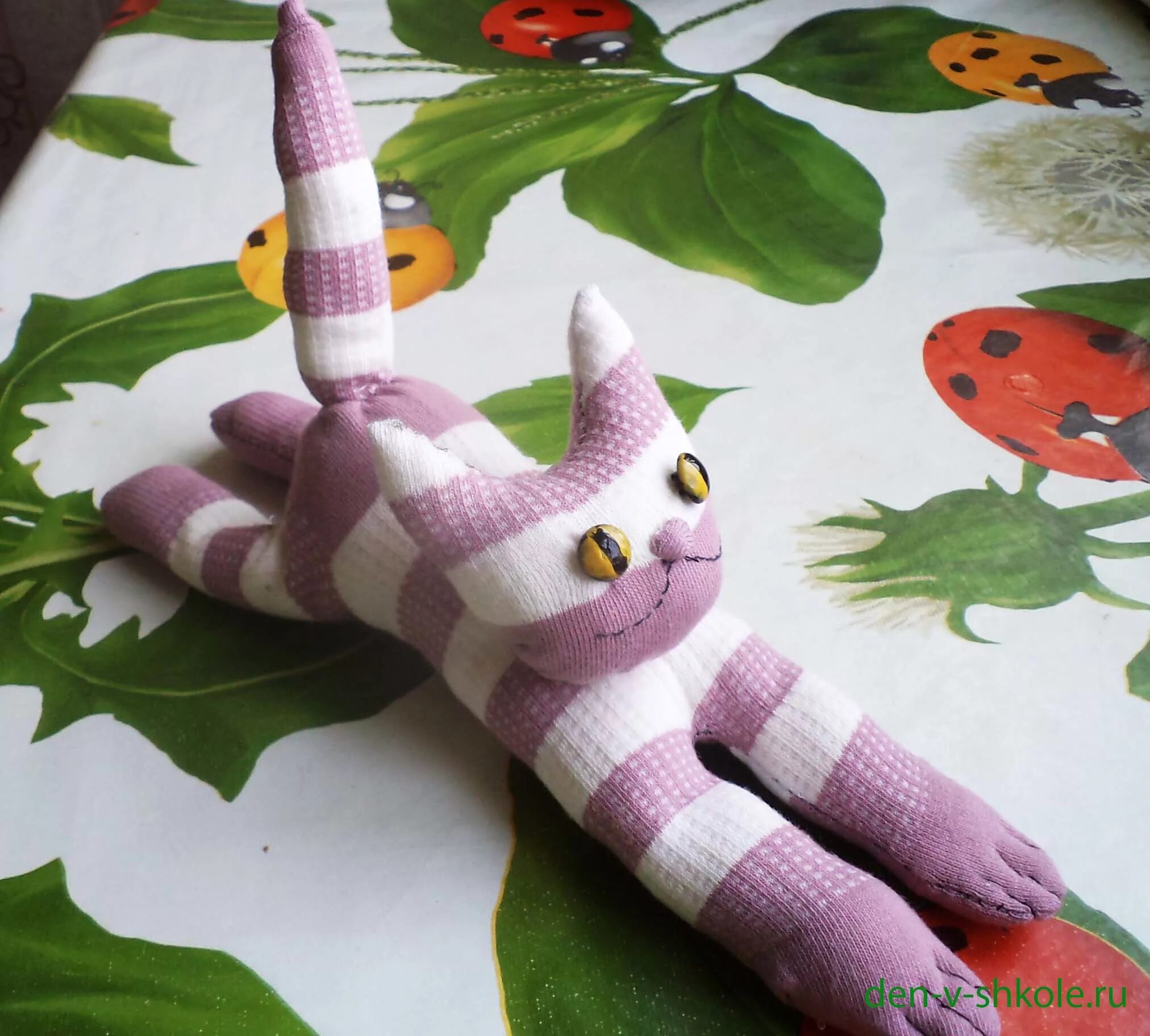 Самодельные игрушки. Котики из носков. игрушка кот из носка. игрушки из носков котик. поделка кот из носка.