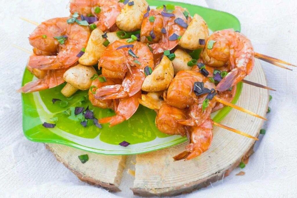 Шашлычки - тигровые креветки. Шашлычки из креветок. Королевские креветки шашлычки. Шашлычки - тигровые креветки. Шашлык из креветок.