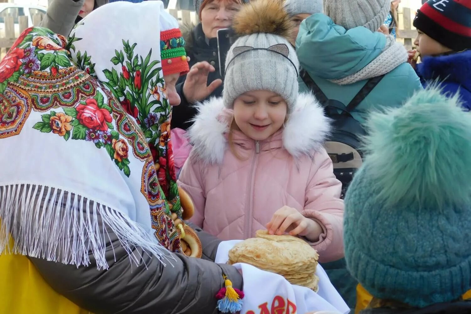 Масленица в выксе 2024. Масленица. Масленица Выкса. Метание валенка на Масленицу. Конкурс валенков на Масленицу.