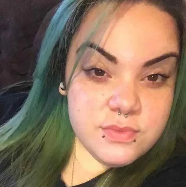 Лурдес чикконе. Подростковые усики у девушки. Прыщавая девушка в очках. У девочки подростка растут усы. У девочки подростка растут усы.