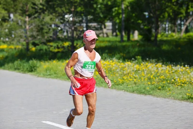 Бежишь ты марафон обгоняешь второго какой становишься. Валера Лукин Новосибирск марафонец. Дедушка марафонец. Старики бегут марафон. Дед на марафоне.