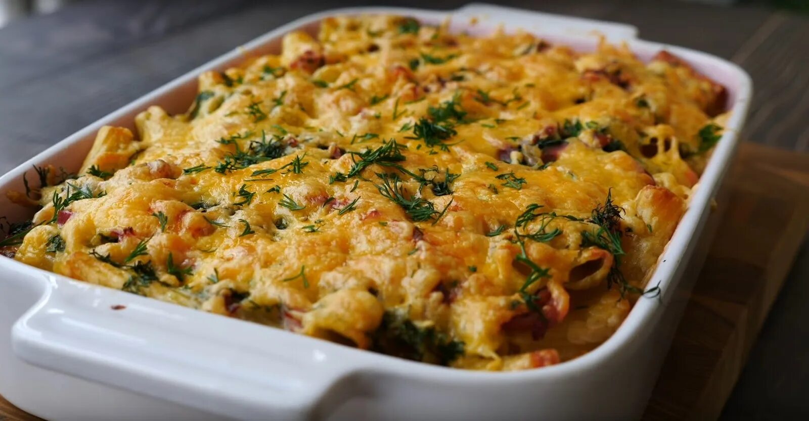 Лазанья из макарон с фаршем в духовке с соусом бешамель. Лазанья из макарон. Макаронник лазанья. Лазанья из макарон. Запеканка из макарон с фаршем с соусом бешамель.